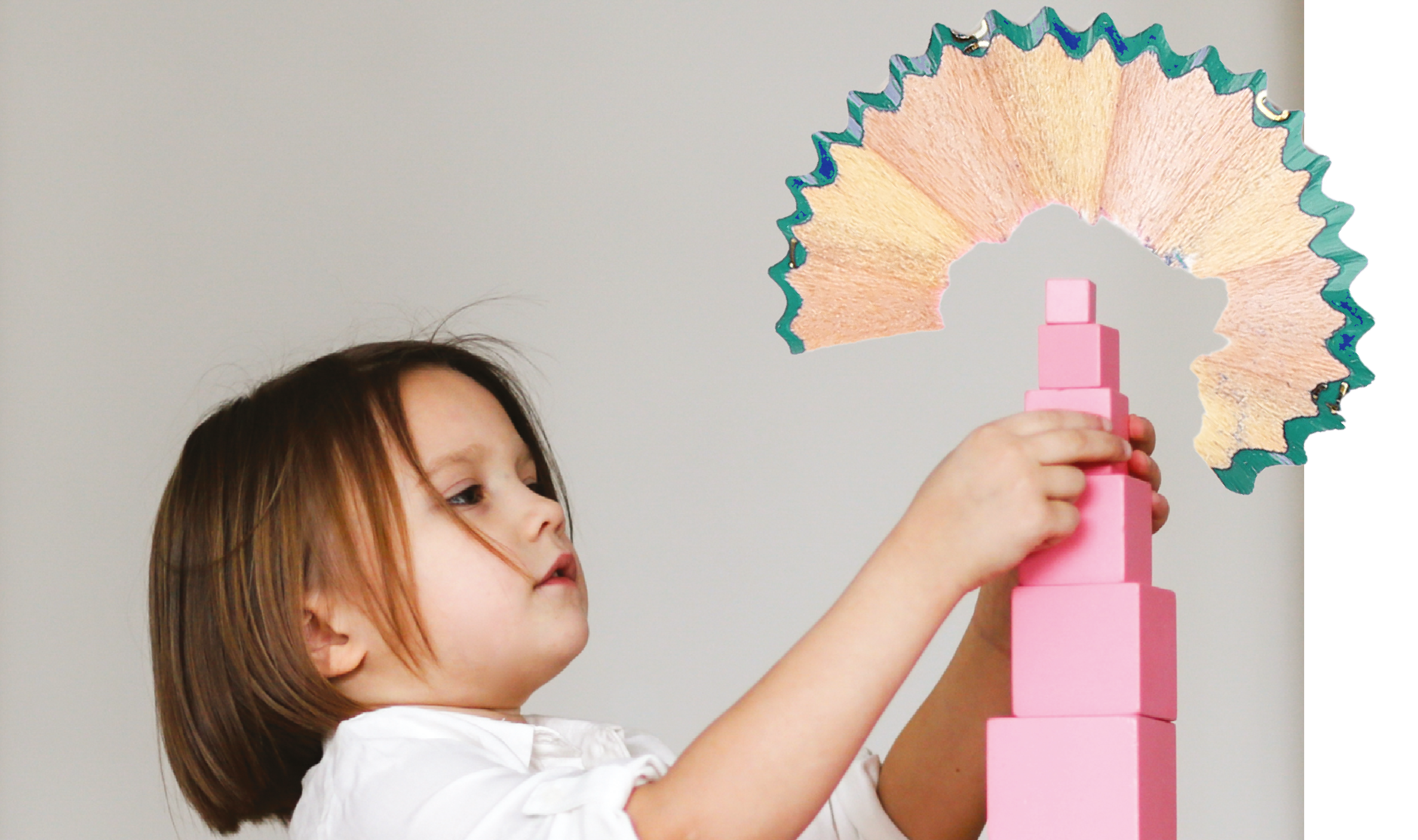 Ein kleines Kind stapelt konzentriert rosafarbene Bauklötze, darüber eine dekorative Bleistiftspäne.